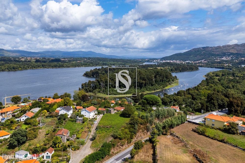 Terreno com 1381 m², junto ao Rio Minho, em Vila Nova de Cerveira
