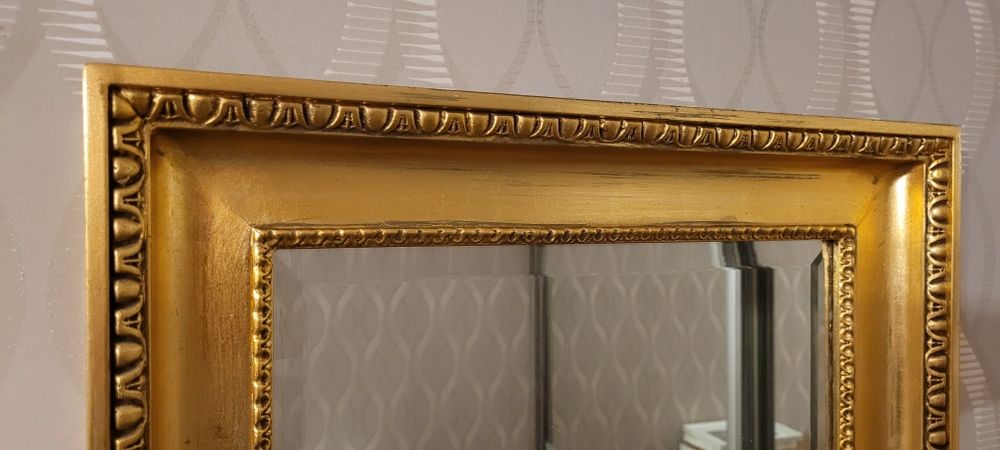 Lustro w złotej stylowej drewnianej ramie