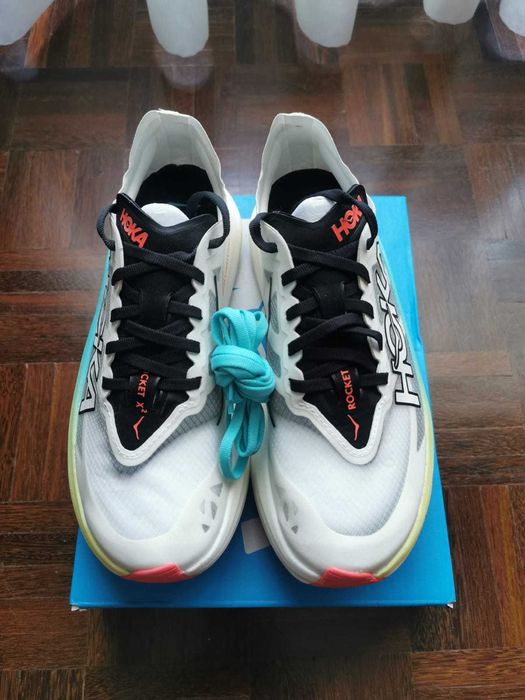 Sapatilhas de running Hoka U Rocket X 2, com placa de carbono.