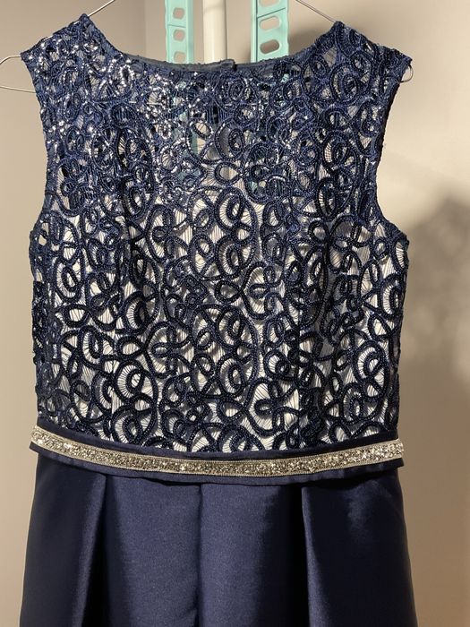 Vestido de festa Betzzia azul escuro com renda e lantejoulas
