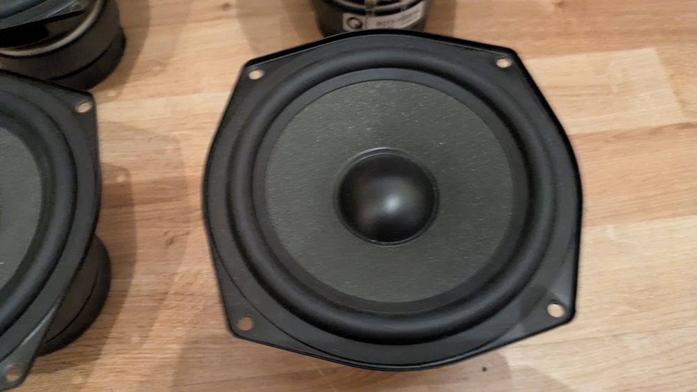 Qacoustic  2050i srednio basowe ton