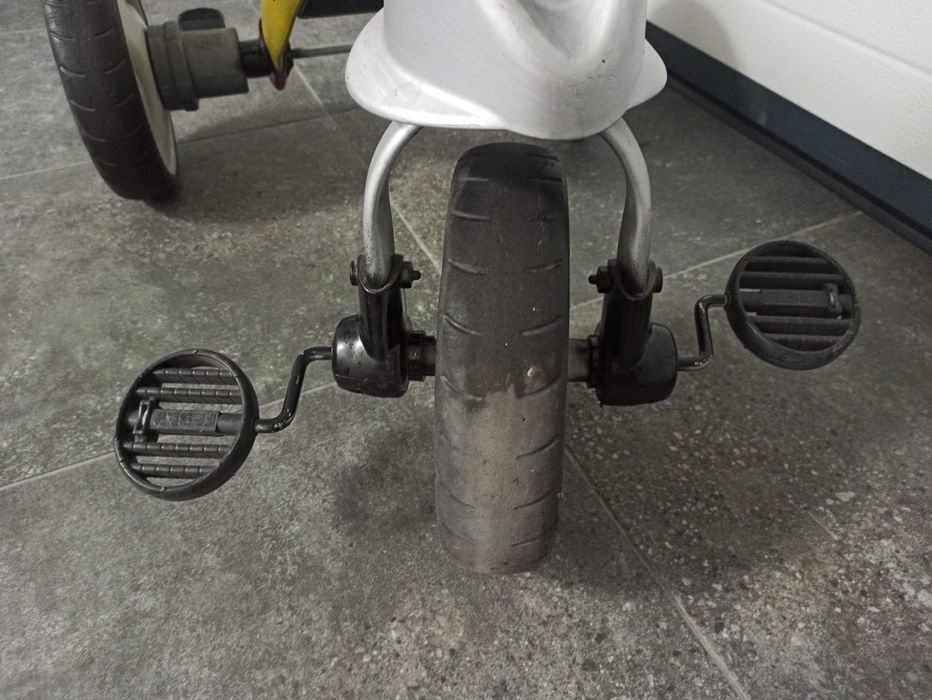Triciclo Feber com rodas de borracha