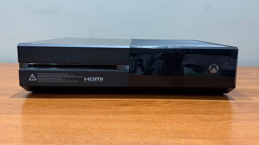 Xbox One + 7 Jogos + Comando Xbox Series + Bateria Extra