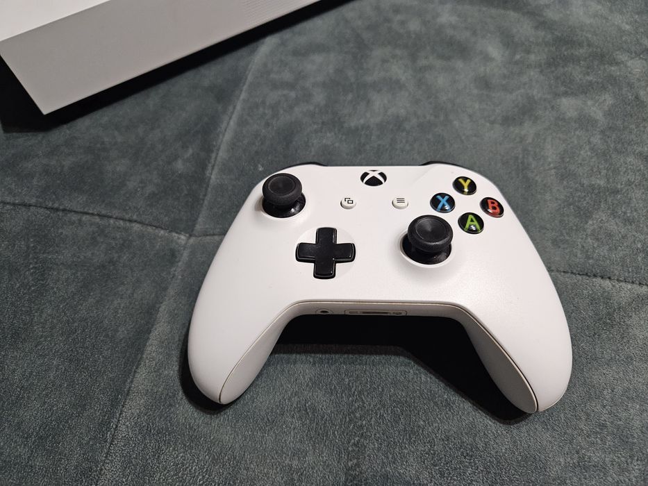 Xbox One S All Digital 1TB + 2 pady