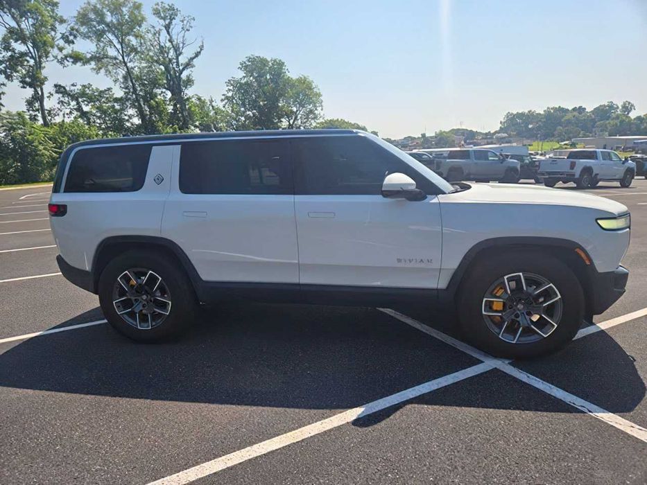 Rivian R1S      2024