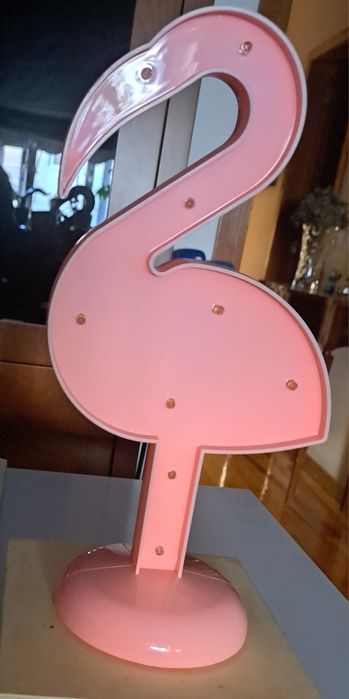 Candeeiro decorativo em forma  de Flamingo.  Com luzes LED