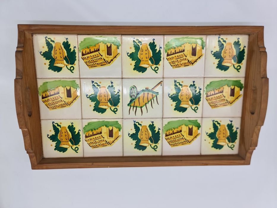 Tabuleiro de madeira com 15 azulejos decorativos