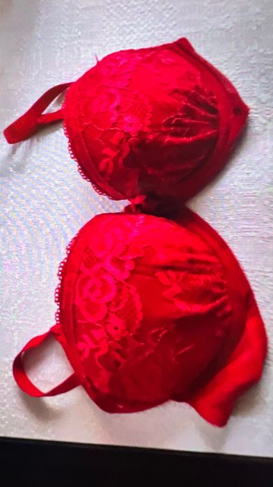 Biustonosz czerwony koronkowy