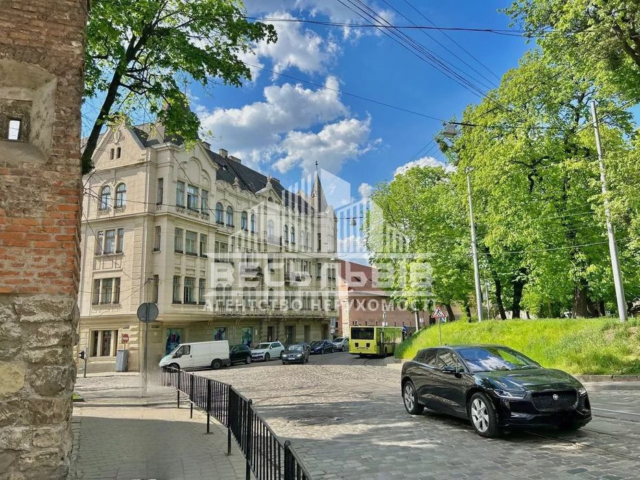 Продаж автентичної квартири з неймовірним видом в центрі