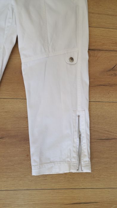 Białe bawełniane spodnie z zamkami i kieszeniami, rozmiar 38