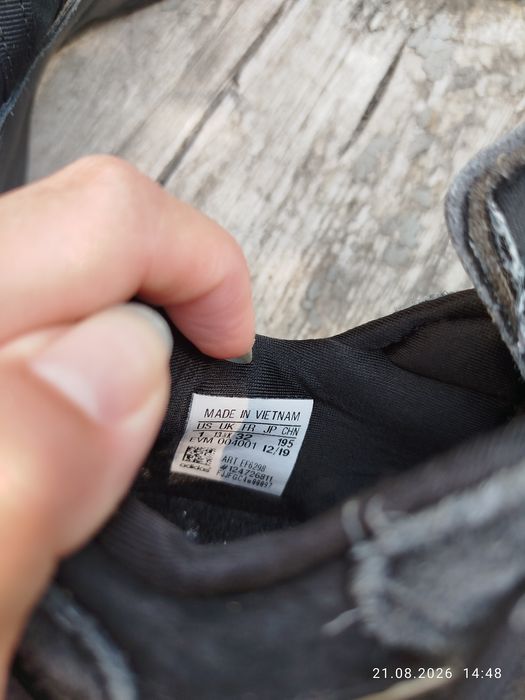 Продам взуття. Зимовий комбінезон