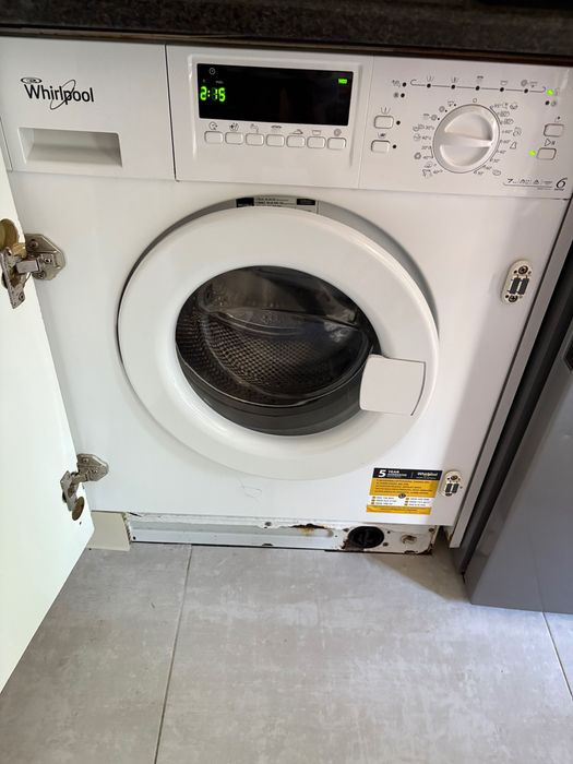 Máquina de lavar roupa inbutida usada