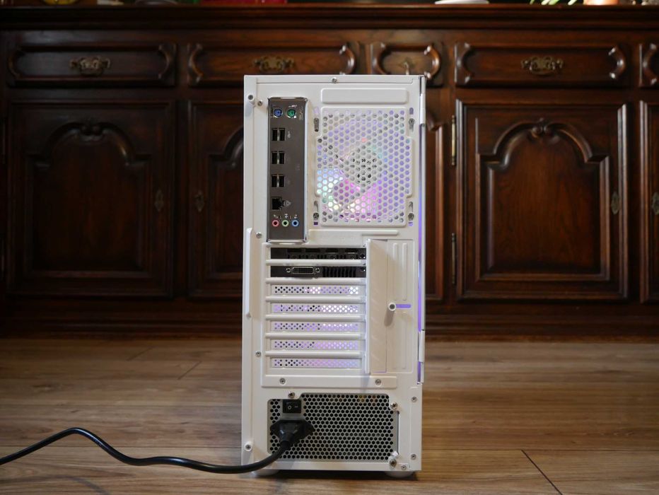 Komputer Gamingowy "Snow Pearl" (32GB ram, SSD NVME,)