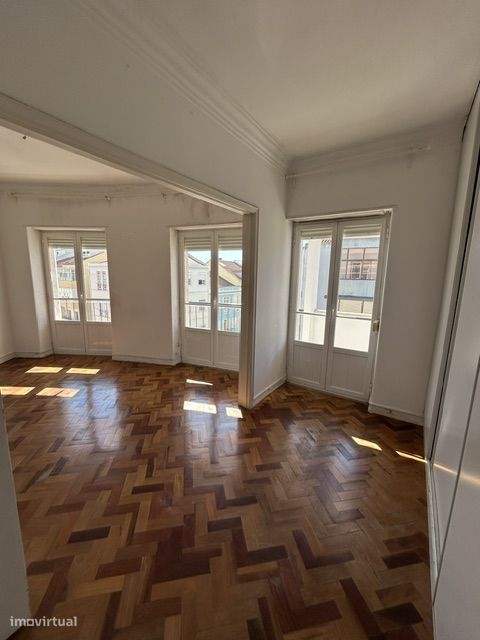 T2 Duplex em Campo de Ourique com varanda e muita luz