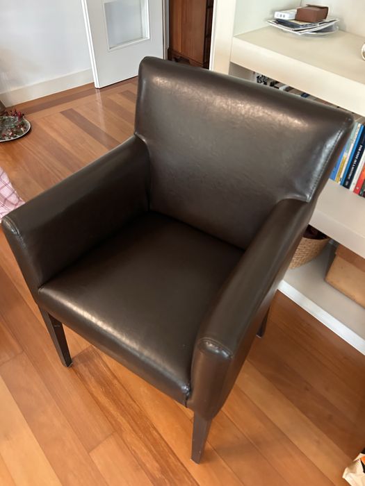 Sofá tipo poltrona em cabedal