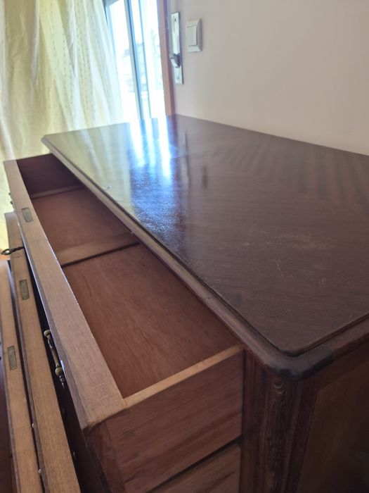 Comoda e mesinhas de cabeceira em perfeito estado