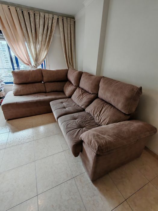 Sofá grande confortável