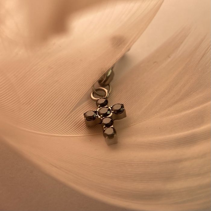 Kolczyk krzyż wykonany z kryształów