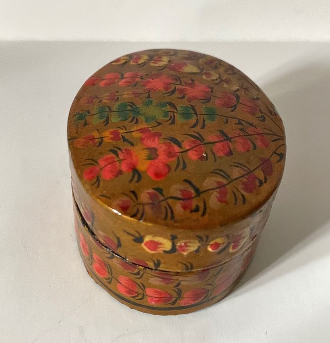 Pequena e linda caixa antiga.