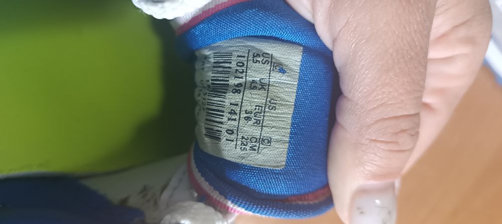 Продам детские кроссовки
