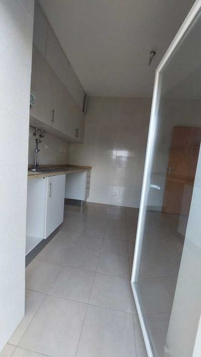 T2 como novo com varanda e entrada independente na zona de Pêro Pinheiro / Sintra