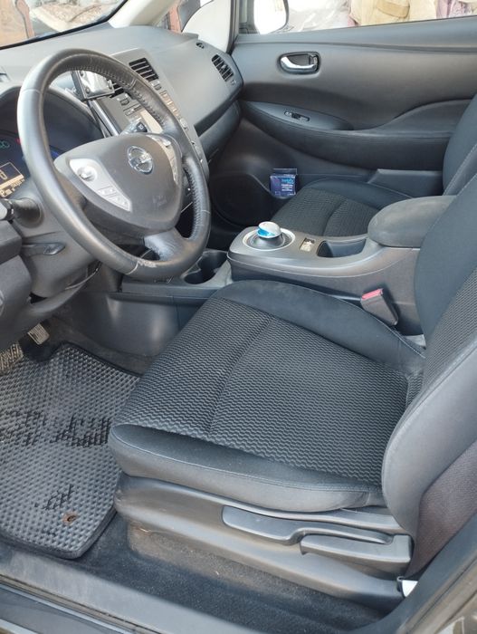 Продам Nissan Leaf.