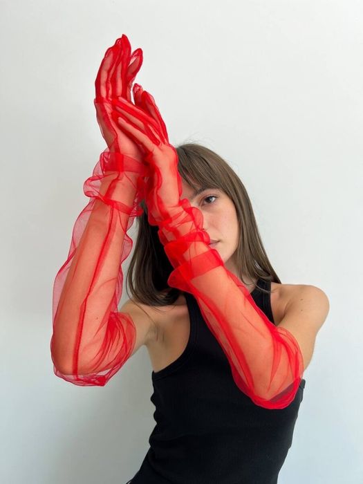 Czerwone rękawiczki czerwone wykonane z tiulu