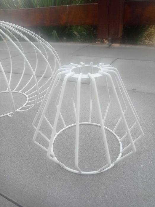 Klosze białe druciane 2 sztuki.