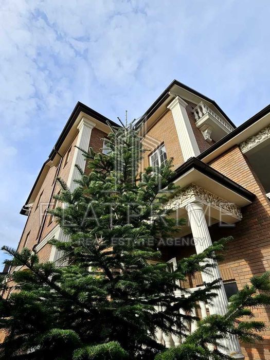 Будинок в англійському стилі по вул. Звіринецька