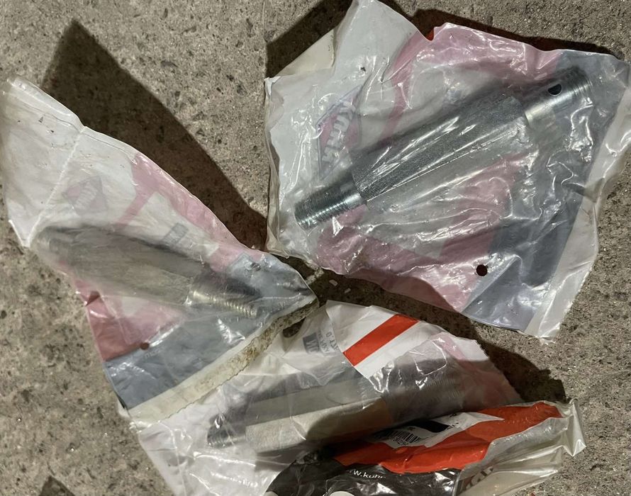 Вісь N00899CO під зірочку пластмасову
