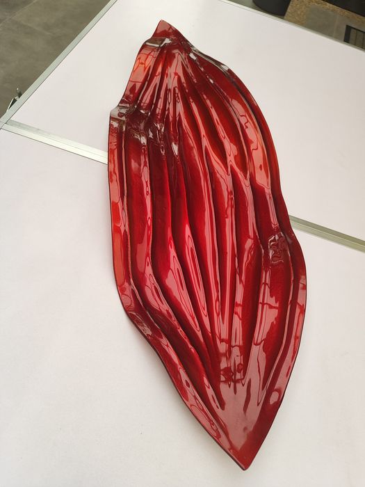 Peça decorativa em vidro cor vermelha