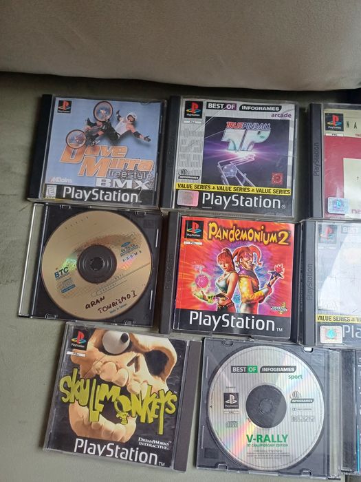 PlayStation 1 z padem i 12 grami