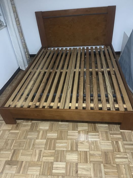 Cama de casal em madeira macica com 1,60 de largura por 2,00 de compri