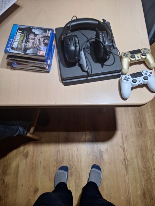 Sprzedam konsole ps 4 slim