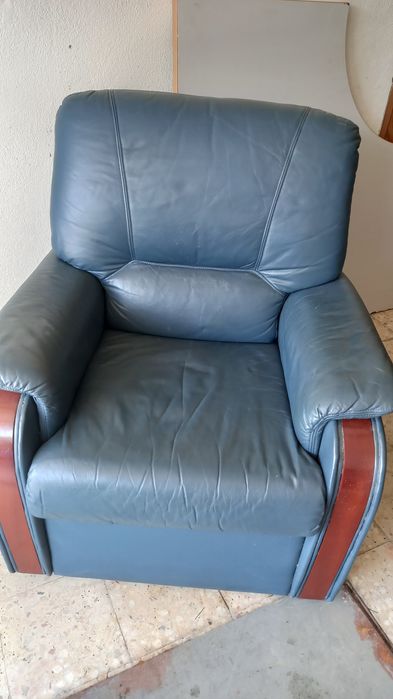 Vendo sofá individual em pele, muito barato.