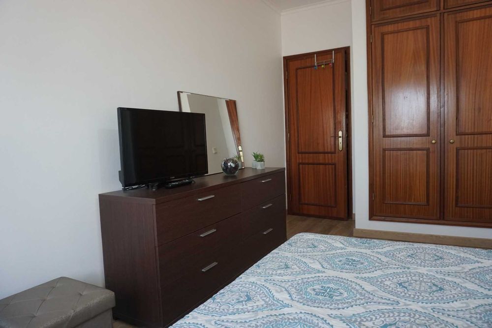 Conjunto cama + cómoda + mesas de cabeceira + espelho