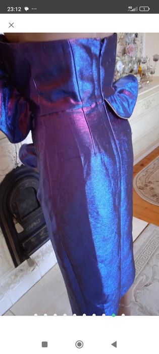 Дизайнерська сукня хамелеон з камінцями має розріз