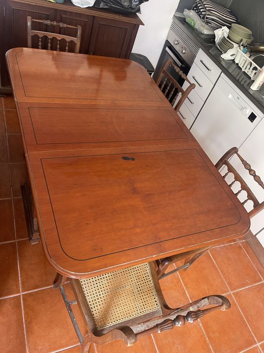 Mesa de jantar e 4 cadeiras