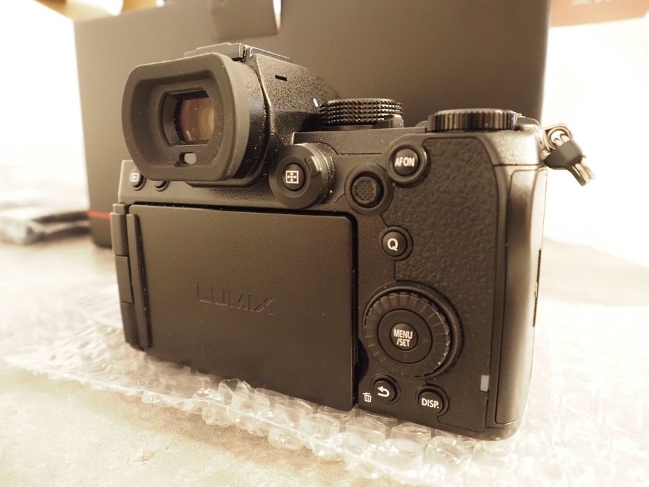 Câmera Full Frame  Panasonic S5D + lente  18-40 (Nova)