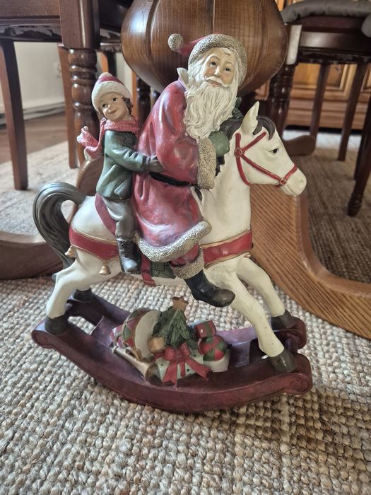 Mikołaj na koniu 30 cm Boże Narodzenie