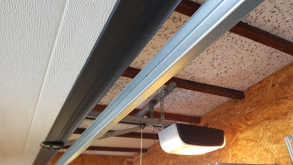 Brama segmentowa 2500x2125 UniTherm Wiśniowski z napędem od ręki