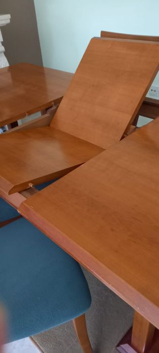 mesa de jantar com cadeiras