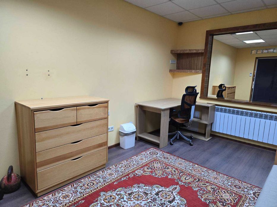 Здаю в крайовничомму місці  пів будинку Метро Славутич, Київ