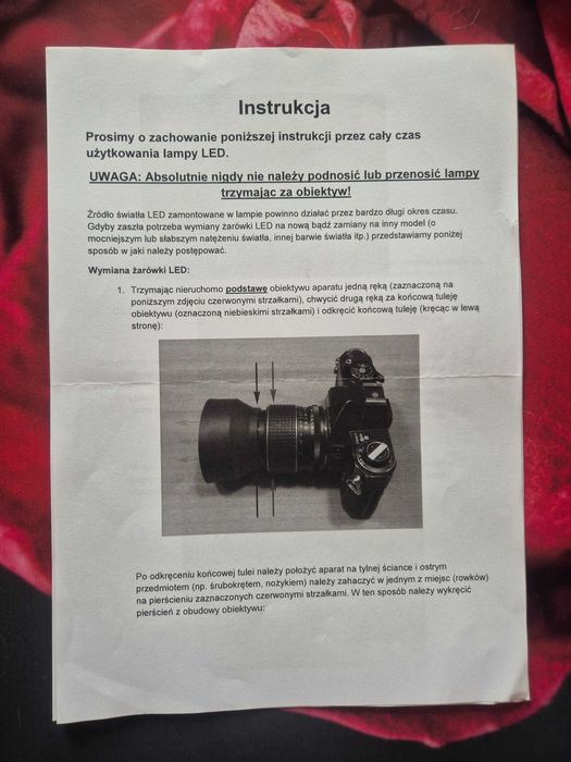 Lampa retro aparat Pentax na statywie