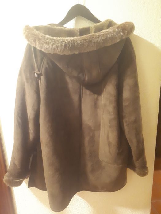 Vende-se parka em camurça sintética