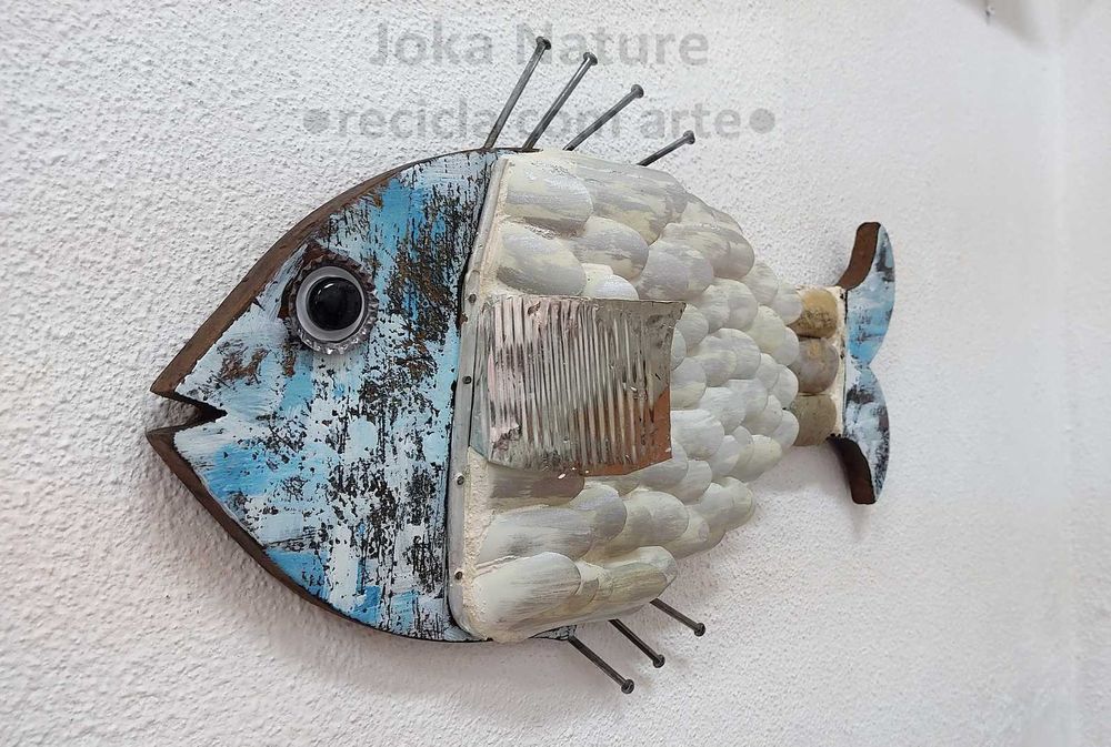Peixe em madeira 100% artesanal com materiais reciclados (50x30cm)