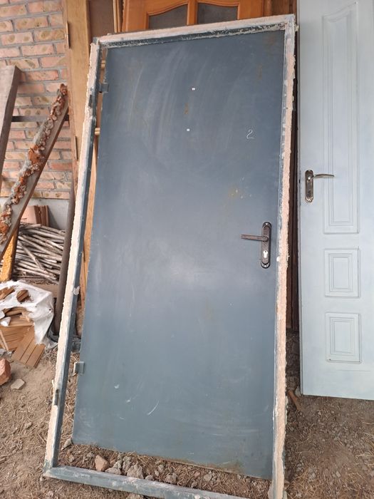 Дівері вхідні дерев'яні, і металеві