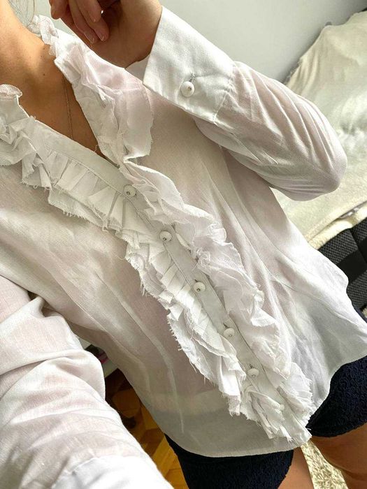 Biała koszula z żabotem