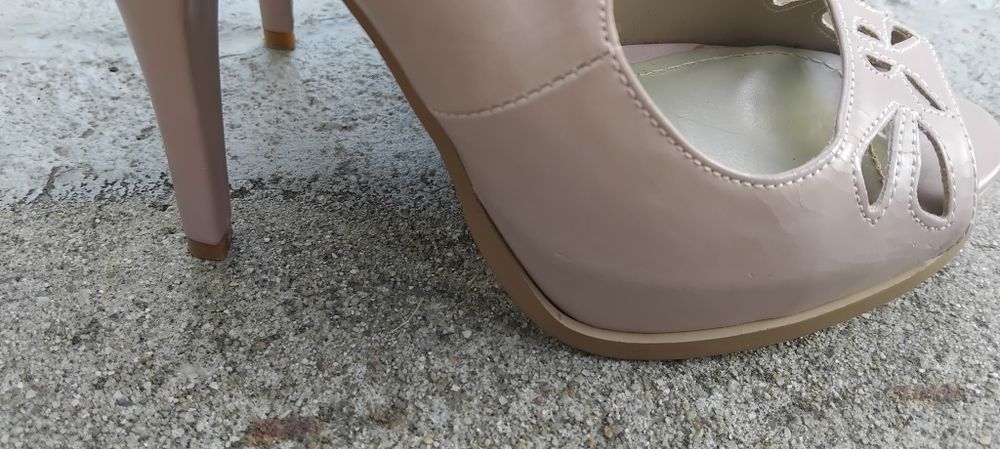 Sapatos compensados, salto alto 36 novos!
