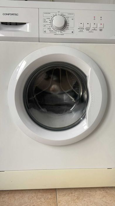 Máquina de lavar roupa Confortec CF5008 de 5kg em ótimo estado.